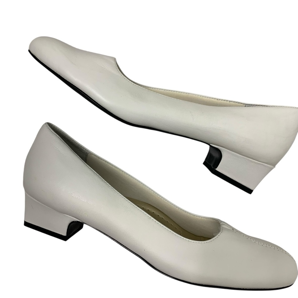 Trotters Women's White Doris Dress Minimalist Low Heel Retro 60s Pump Size:10S